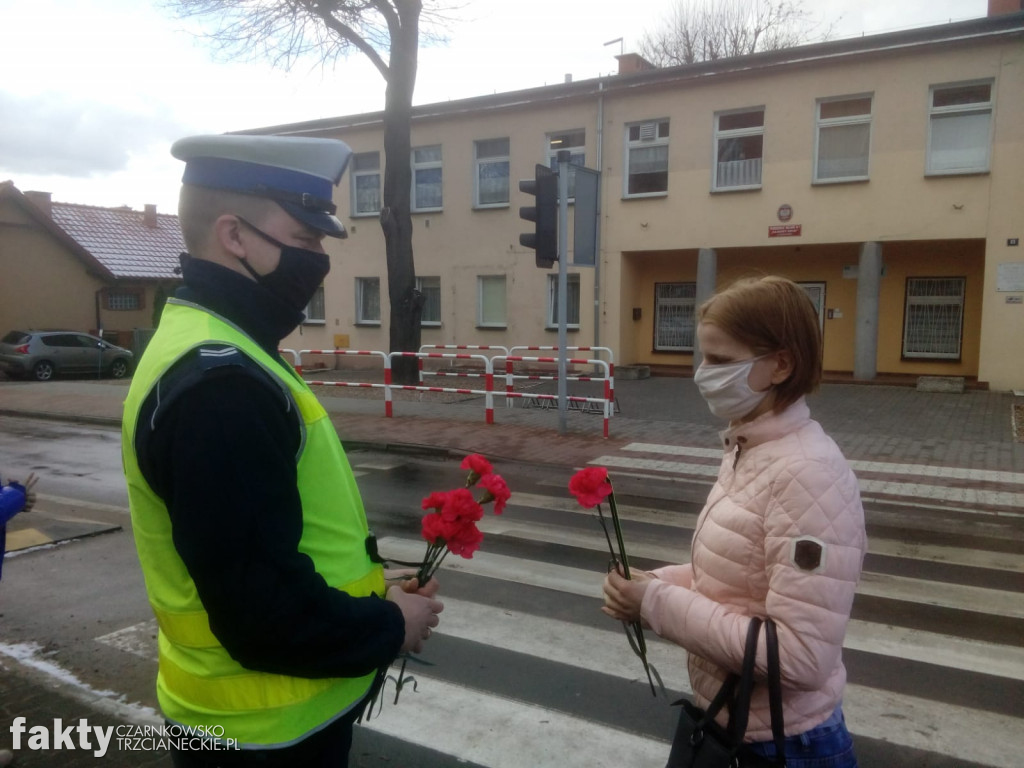 Kwiaty i odblaski dla pań na Dzień Kobiet