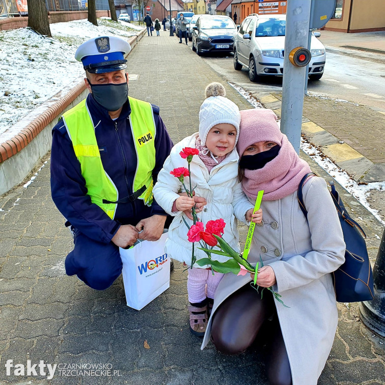 Kwiaty i odblaski dla pań na Dzień Kobiet