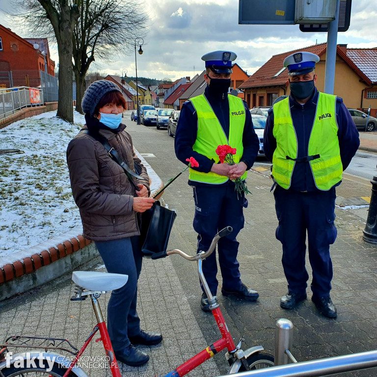 Kwiaty i odblaski dla pań na Dzień Kobiet