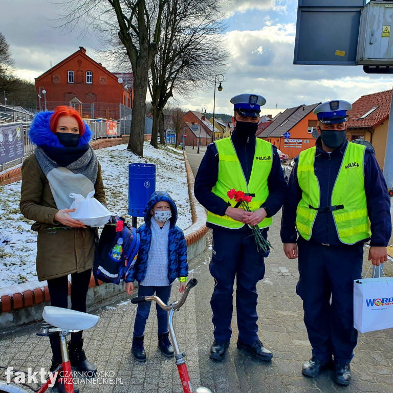 Kwiaty i odblaski dla pań na Dzień Kobiet