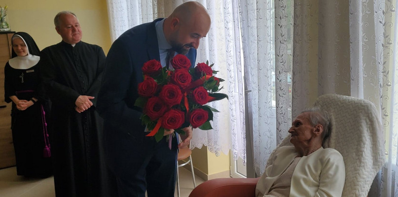 Kwiaty, gratulacje i dodatek dla stulatki z Wielenia!