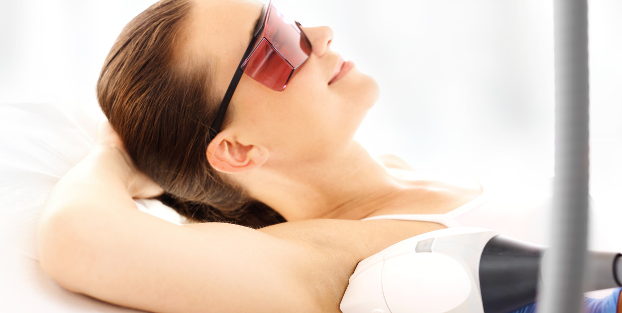 Depilacja laserowa – sposób na gładkie pachy, plecy i okolice intymne