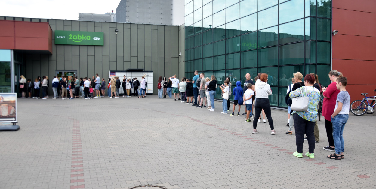 Już na pół godziny przed otwarciem sklepu zaczeła się tworzyć kolejka
