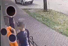 Zaatakował ratownika medycznego. Nagrała go kamera-12477