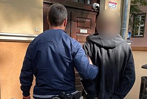 Założyli mu kajdanki, a potem bili, dusili, grozili pozbawieniem życia-12604