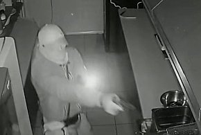 Brali łom, siekierę i włamywali się. Także w naszym powiecie. Nie zauważyli kamery-13055