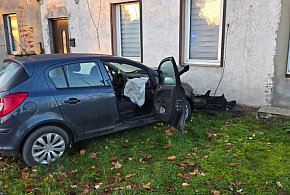 Aż wystrzeliły poduszki! Finał jazdy na ścianie budynku-13061