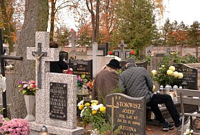 Savoir-vivre na 1 listopada. Jak się zachować podczas wizyty na cmentarzu?-13064