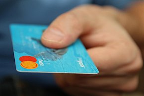 Fiskus skontroluje płatności kartą Polaków? Resort zabiera głos-13309