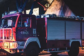 Ogień w kominie, iskry na niebie-13599