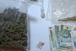 Kryminalni zabezpieczyli narkotyki, nielegalne papierosy i gotówkę