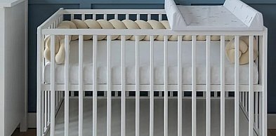 Dlaczego wybrać do pokoiku dziecięcego drewniane łóżeczko? Zalety rozwiązania