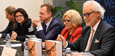 Senator Szejnfeld: „Dzieci nie kupi się w sklepie”