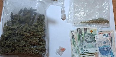 Kryminalni zabezpieczyli narkotyki, nielegalne papierosy i gotówkę