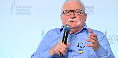 Historyk: Wałęsa jest traktowany jak tarcza strzelnicza, a to żywa postać...-12405