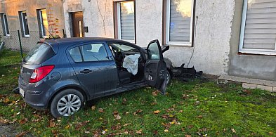 Aż wystrzeliły poduszki! Finał jazdy na ścianie budynku-13061