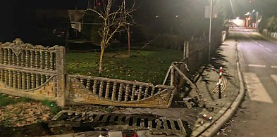 Zniszczył ogrodzenie i uciekł. Ultimatum dla kierowcy czerwonego Masseya Fergusona-13244