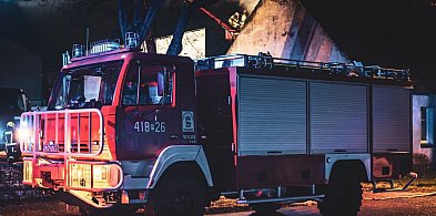 Ogień w kominie, iskry na niebie-13599