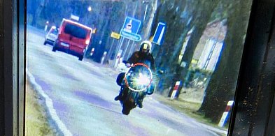 Motocyklista stracił prawo jazdy. Jechał 75 km/h za szybko