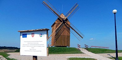 Stary wiatrak za wsią i… UFO?-13208