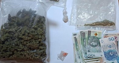 Kryminalni zabezpieczyli narkotyki, nielegalne papierosy i gotówkę