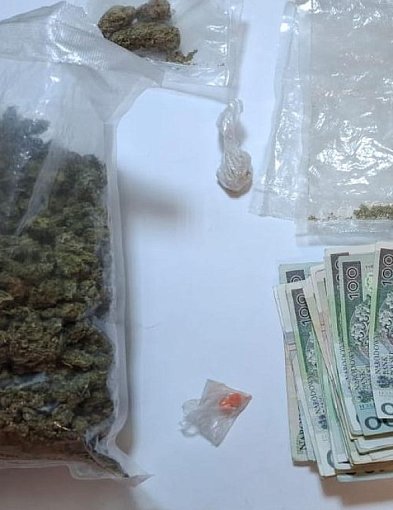 Kryminalni zabezpieczyli narkotyki, nielegalne papierosy i gotówkę