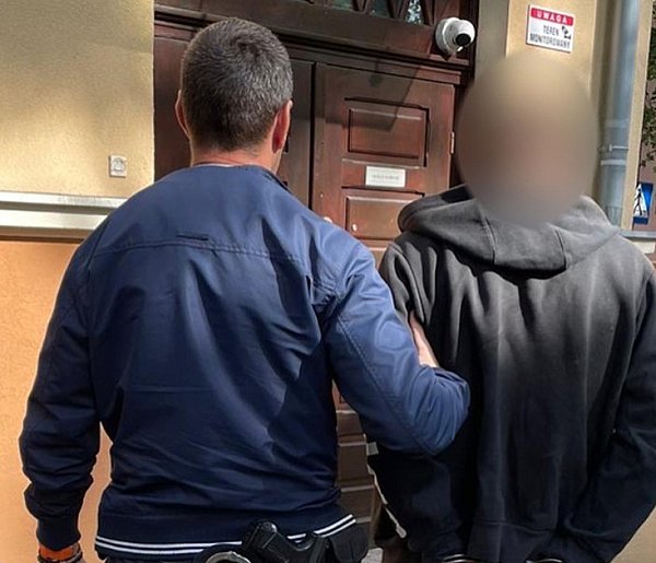 Założyli mu kajdanki, a potem bili, dusili, grozili pozbawieniem życia-12604