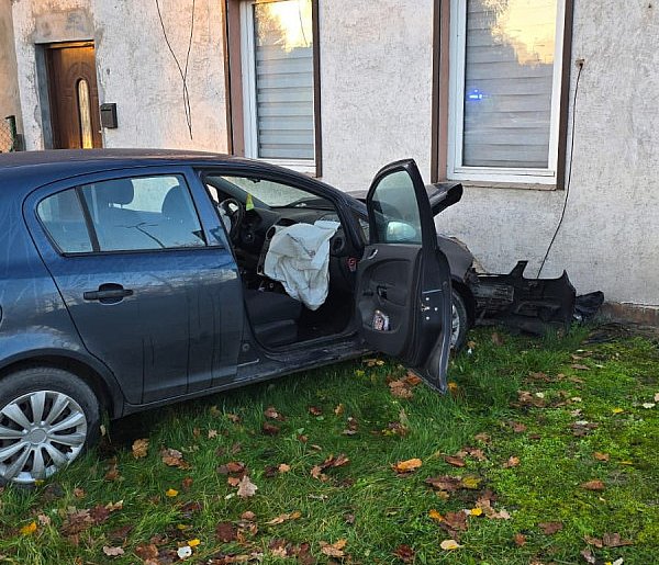 Aż wystrzeliły poduszki! Finał jazdy na ścianie budynku-13061