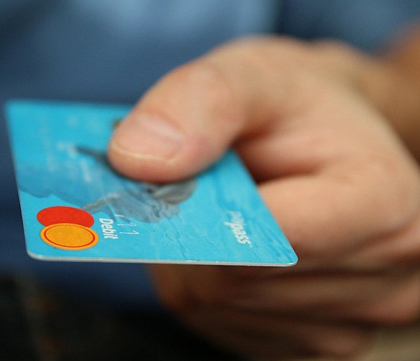 Fiskus skontroluje płatności kartą Polaków? Resort zabiera głos-13309