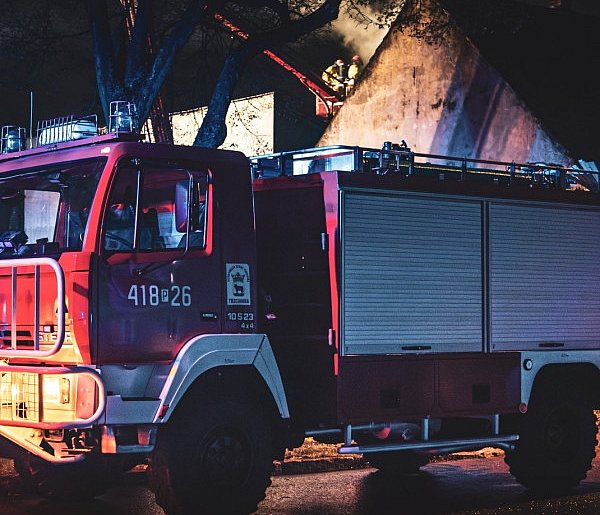 Ogień w kominie, iskry na niebie-13599