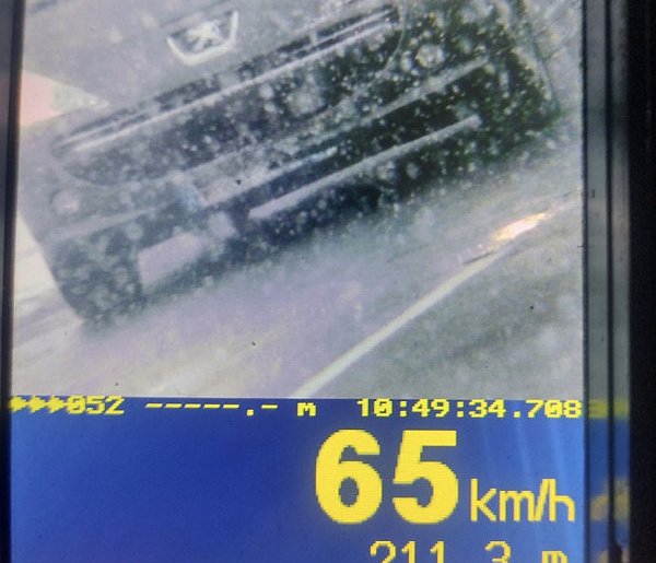 Uciekał przed policją, bo nie miał prawa jazdy