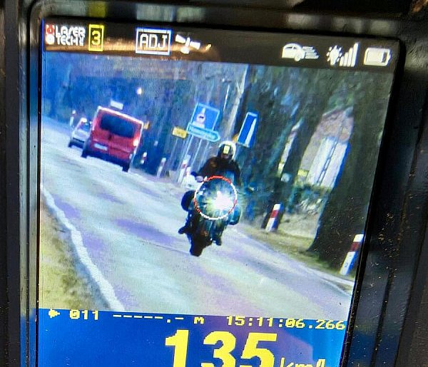 Motocyklista stracił prawo jazdy. Jechał 75 km/h za szybko