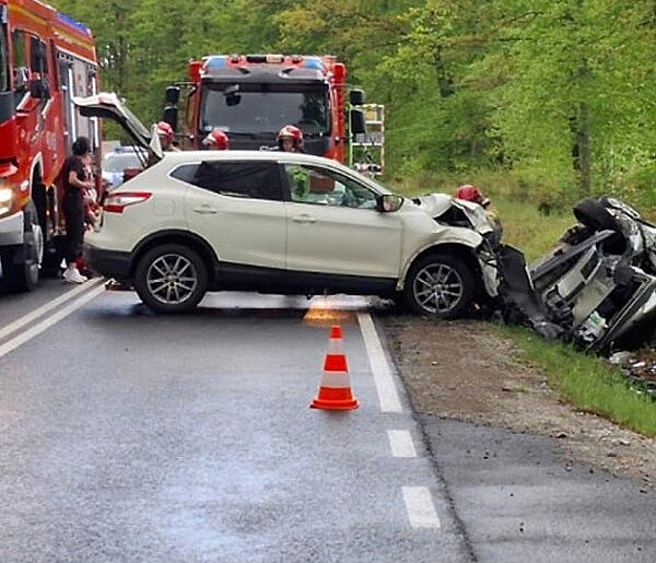 Wypadek niedaleko Trzcianki. Trzy osoby w szpitalu