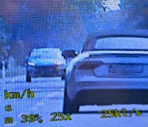 Rozpędził się poza terenem zabudowanym. Stracił prawo jazdy