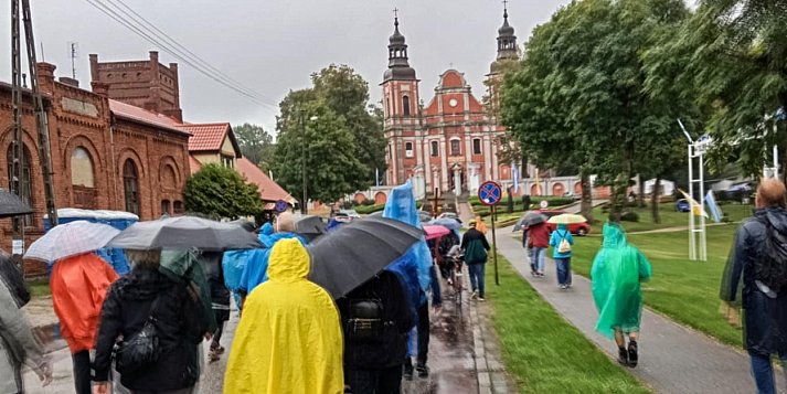 Deszczowa pielgrzymka nadziei do lubaskiej Królowej Rodzin w Koronie