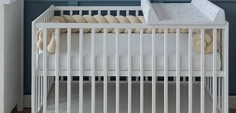 Dlaczego wybrać do pokoiku dziecięcego drewniane łóżeczko? Zalety rozwiązania