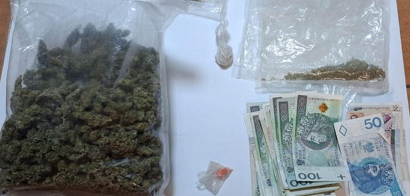 Kryminalni zabezpieczyli narkotyki, nielegalne papierosy i gotówkę