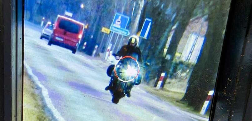 Motocyklista stracił prawo jazdy. Jechał 75 km/h za szybko