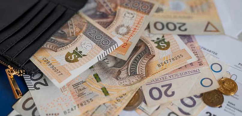 Ruszyły wypłaty trzynastej emerytury; przed świętami trafi do prawie 2,4 mln osób