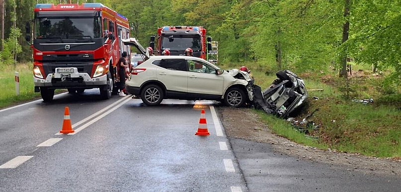 Wypadek niedaleko Trzcianki. Trzy osoby w szpitalu