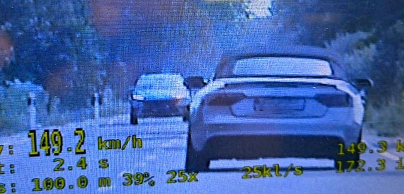 Rozpędził się poza terenem zabudowanym. Stracił prawo jazdy