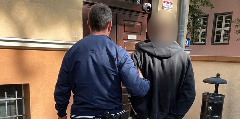 Założyli mu kajdanki, a potem bili, dusili, grozili pozbawieniem życia - 12604