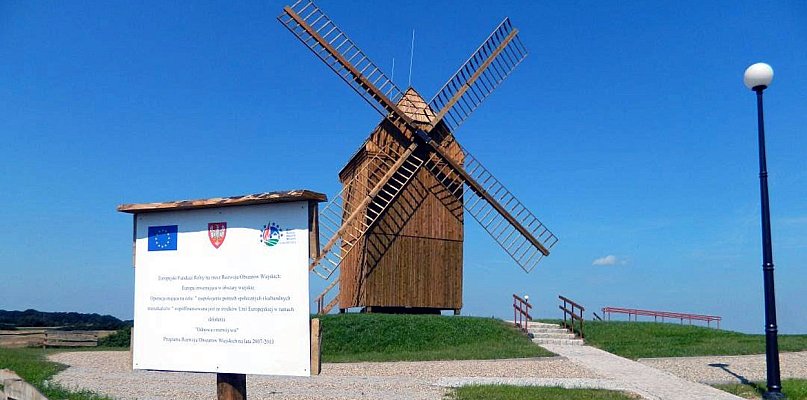 Stary wiatrak za wsią i… UFO? - 13208