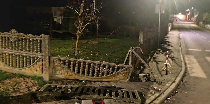 Zniszczył ogrodzenie i uciekł. Ultimatum dla kierowcy czerwonego Masseya Fergusona - 13244