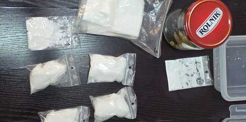 Trzymał narkotyki w lodówce. Usłyszał 15 zarzutów - 13515