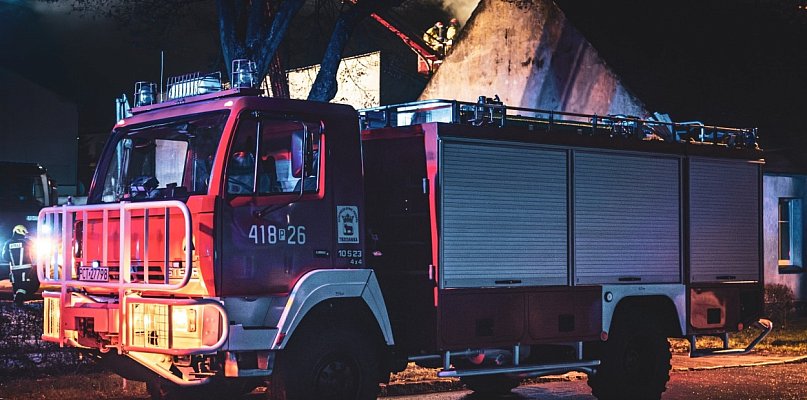 Ogień w kominie, iskry na niebie - 13599