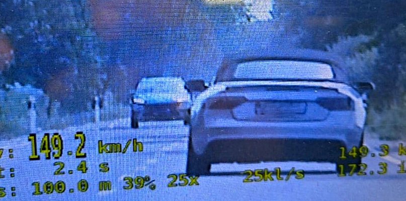 Rozpędził się poza terenem zabudowanym. Stracił prawo jazdy