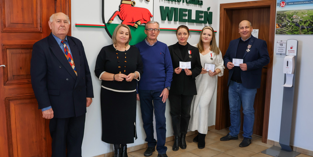 Z lewej Bernard Kroll - prezes Zarządu Oddziału Związku Dzieci Wojny w Wieleniu (fot. Marta Glapińska)