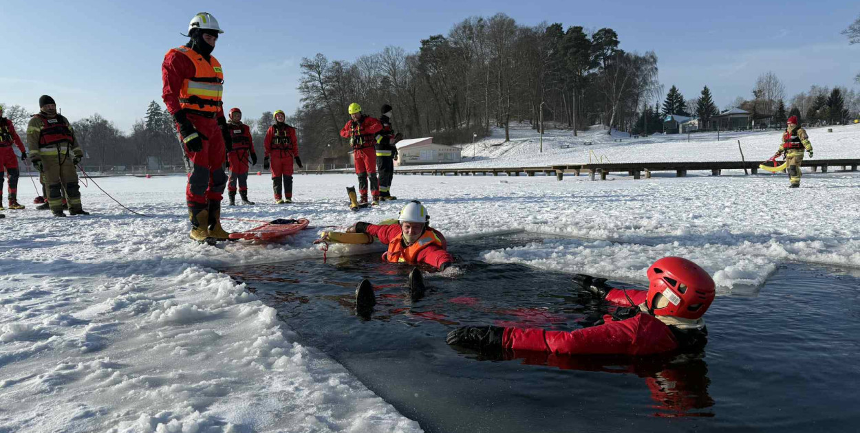 Strażacy ćwiczyli na jeziorze w Lubaszu